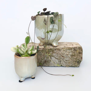 Pearl Tripod Pot